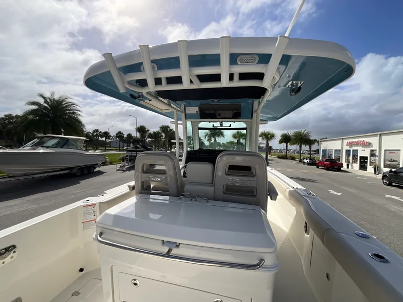 Slide: The Image of Boston Whaler 330 Outrage 2026 - 12