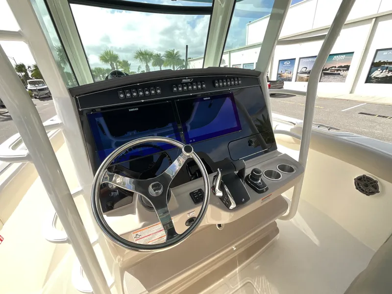 Slide: The Image of Boston Whaler 330 Outrage 2026 - 13