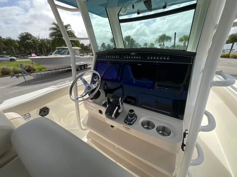 Slide: The Image of Boston Whaler 330 Outrage 2026 - 14