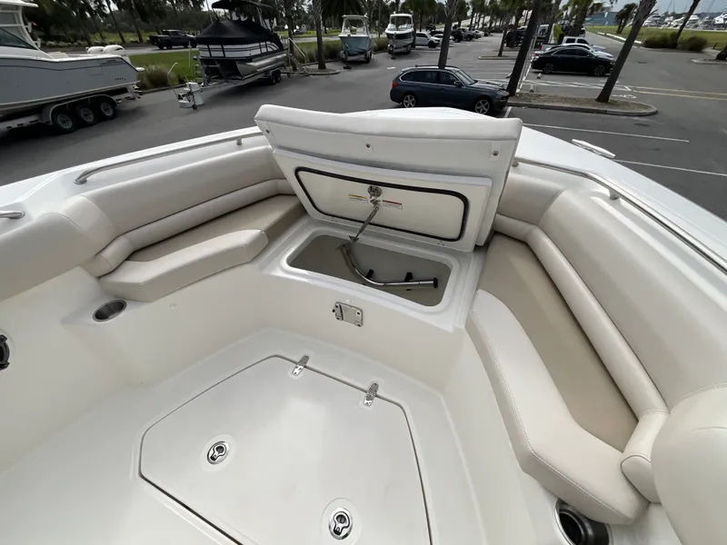 Slide: The Image of Boston Whaler 330 Outrage 2026 - 25