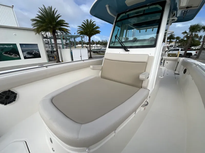 Slide: The Image of Boston Whaler 330 Outrage 2026 - 29