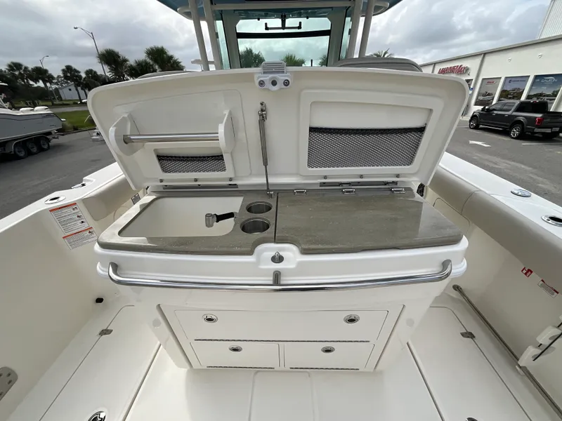 Slide: The Image of Boston Whaler 330 Outrage 2026 - 32