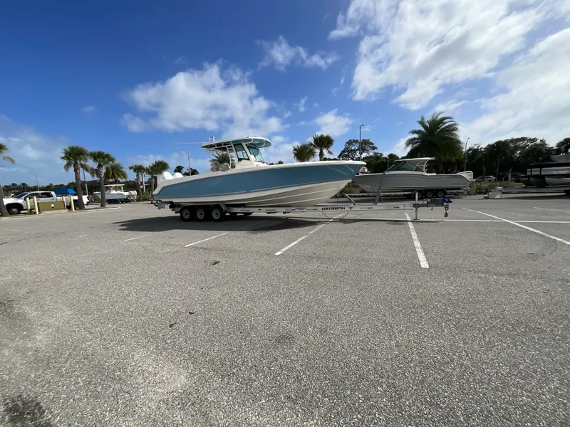 Slide: The Image of Boston Whaler 330 Outrage 2026 - 38