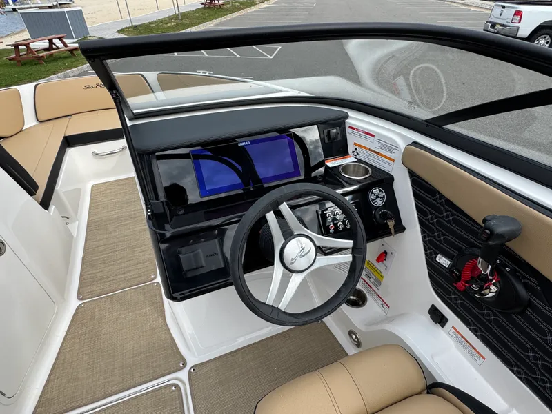 Slide: The Image of Sea Ray SPX 210 2026 - 11