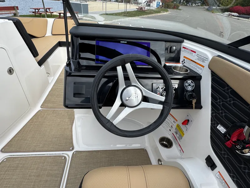 Slide: The Image of Sea Ray SPX 210 2026 - 12