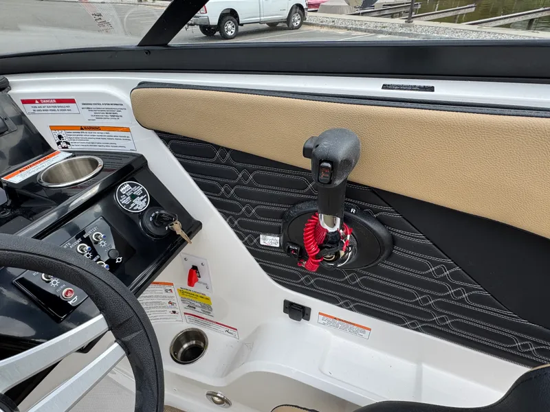 Slide: The Image of Sea Ray SPX 210 2026 - 13