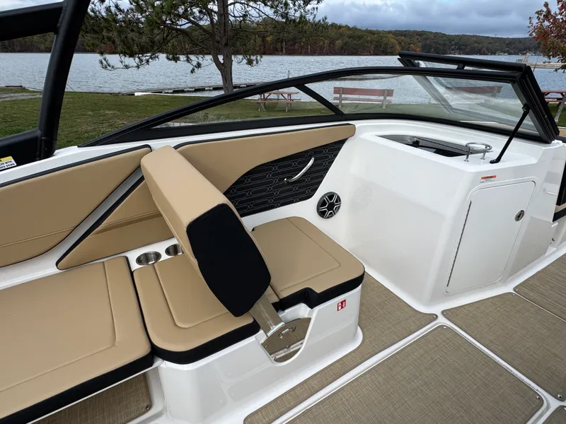 Slide: The Image of Sea Ray SPX 210 2026 - 14