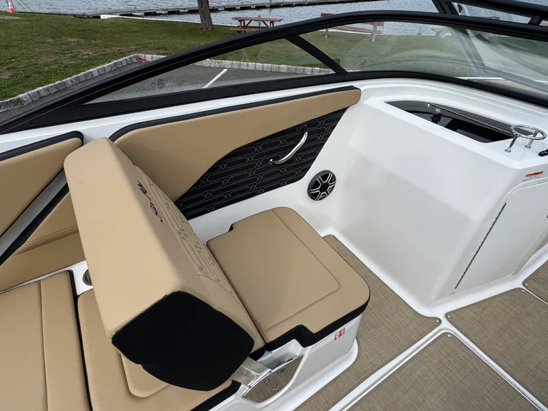 Slide: The Image of Sea Ray SPX 210 2026 - 16