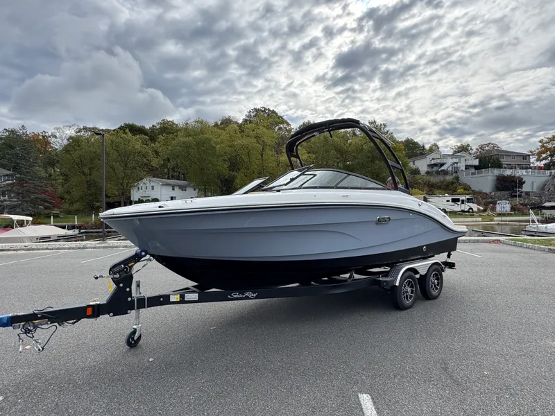Slide: The Image of Sea Ray SPX 210 2026 - 2