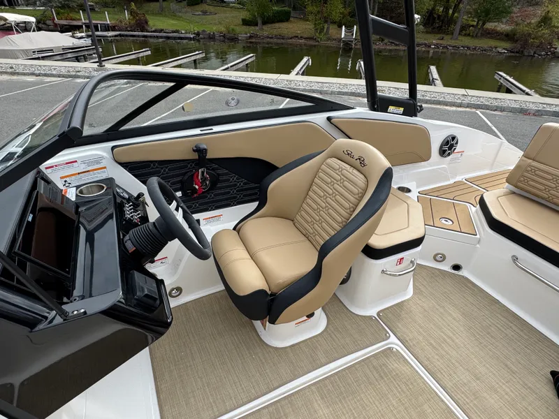 Slide: The Image of Sea Ray SPX 210 2026 - 9