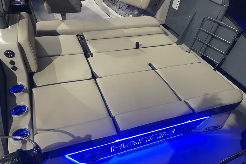 Slide: The Image of Harris Grand Mariner 250 2025 - 10