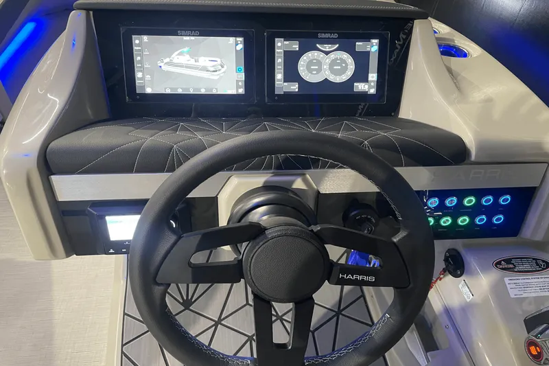 Slide: The Image of Harris Grand Mariner 250 2025 - 15