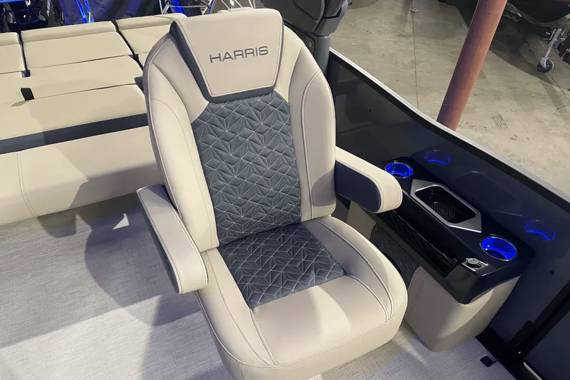 Slide: The Image of Harris Grand Mariner 250 2025 - 17