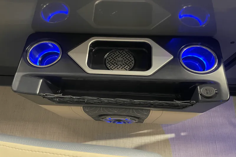 Slide: The Image of Harris Grand Mariner 250 2025 - 18