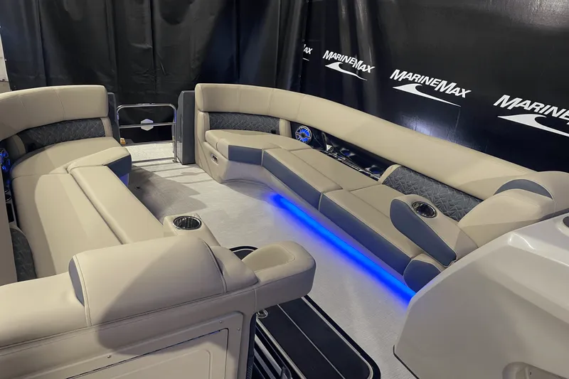 Slide: The Image of Harris Grand Mariner 250 2025 - 21