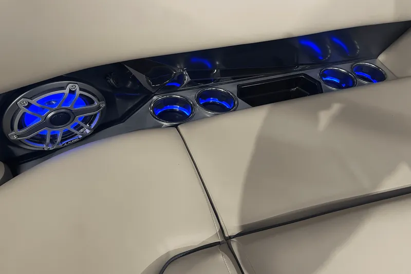 Slide: The Image of Harris Grand Mariner 250 2025 - 22