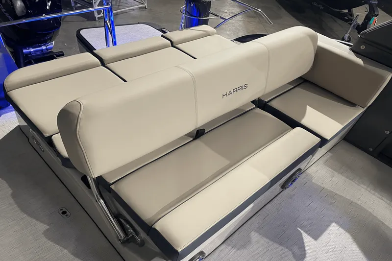 Slide: The Image of Harris Grand Mariner 250 2025 - 8