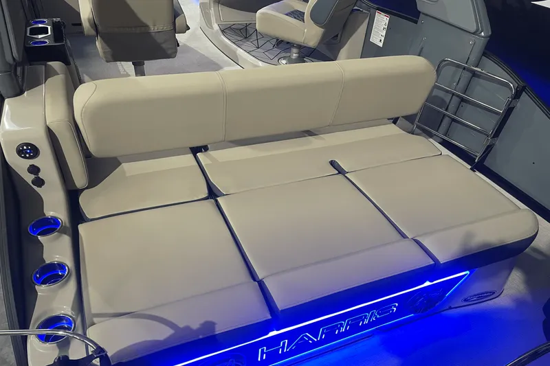 Slide: The Image of Harris Grand Mariner 250 2025 - 9