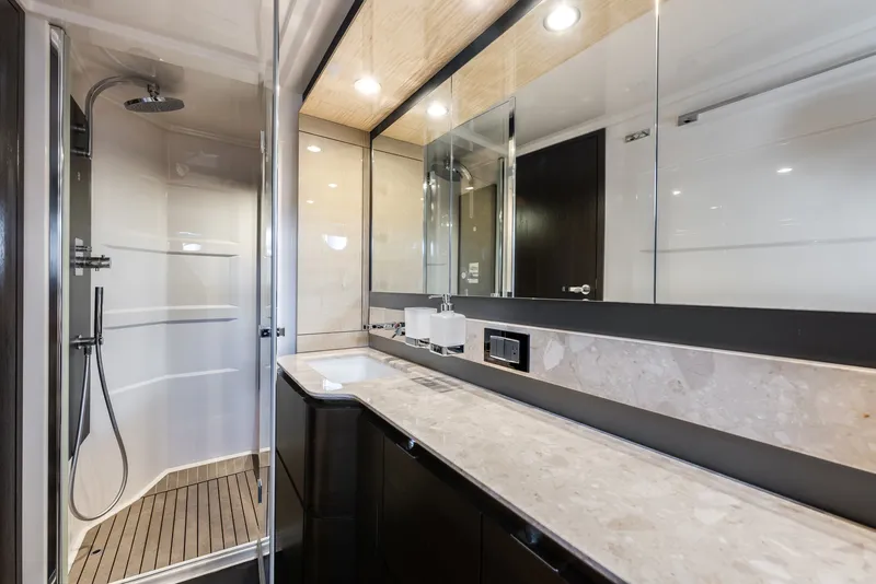 Slide: The Image of Azimut 66 FLY 2018 - 39