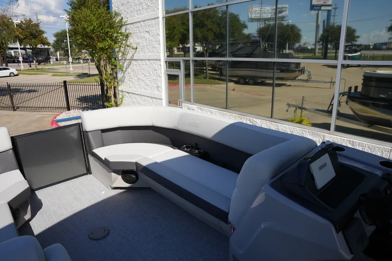 Slide: The Image of Harris Cruiser 230 2026 - 12