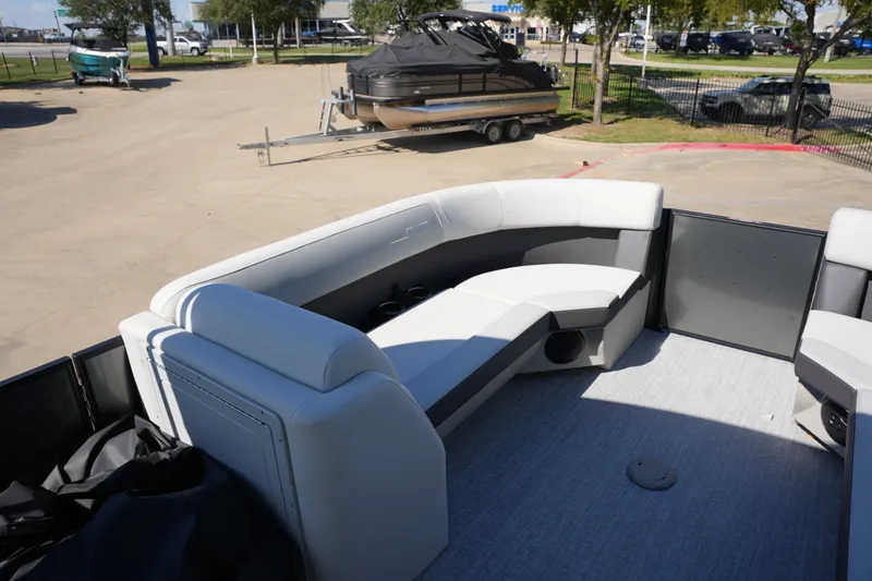 Slide: The Image of Harris Cruiser 230 2026 - 13