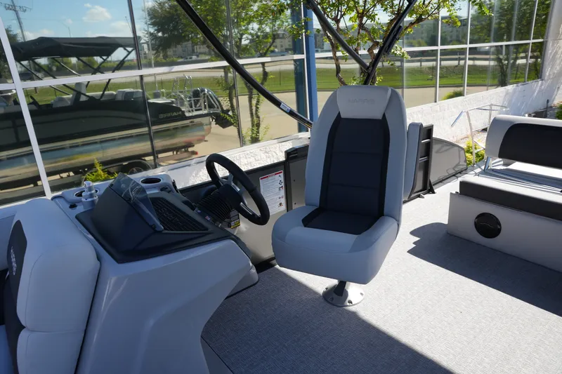 Slide: The Image of Harris Cruiser 230 2026 - 17