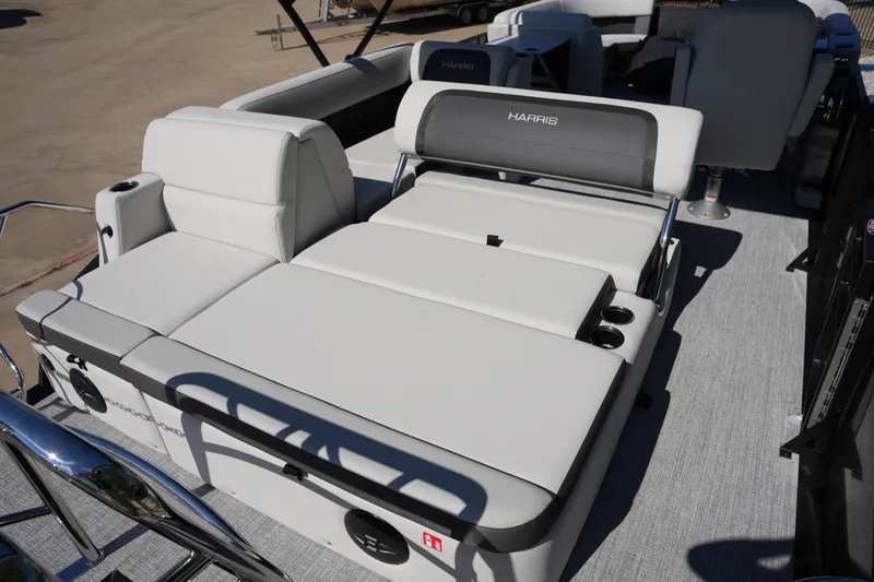 Slide: The Image of Harris Cruiser 230 2026 - 30