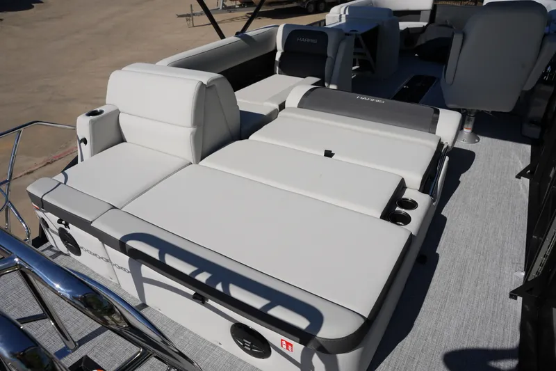 Slide: The Image of Harris Cruiser 230 2026 - 31