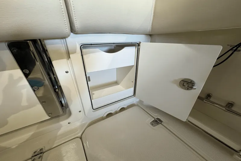 Slide: The Image of Boston Whaler 250 Outrage 2025 - 10