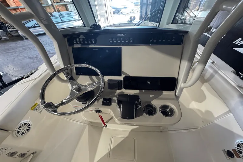 Slide: The Image of Boston Whaler 250 Outrage 2025 - 17
