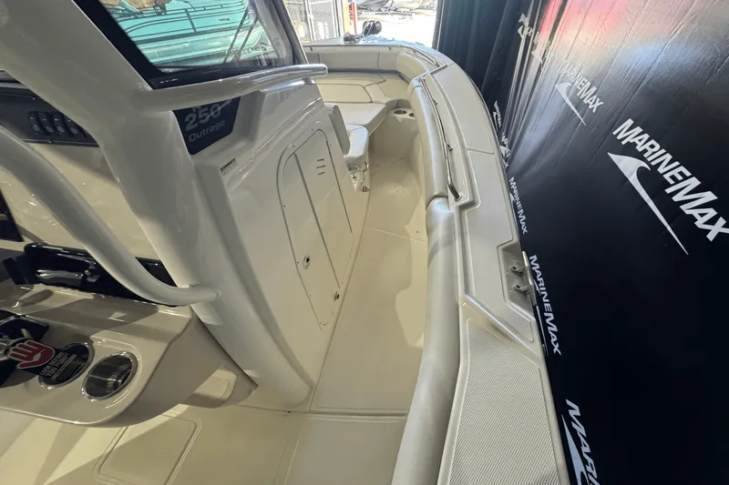 Slide: The Image of Boston Whaler 250 Outrage 2025 - 19