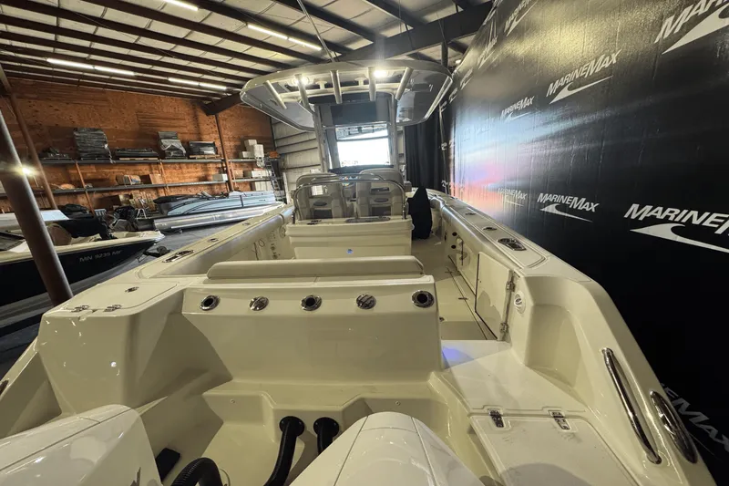 Slide: The Image of Boston Whaler 250 Outrage 2025 - 7