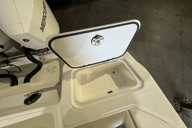 Slide: The Image of Boston Whaler 250 Outrage 2025 - 9