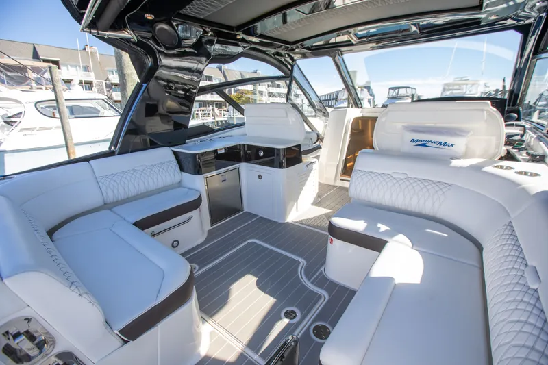 Slide: The Image of Sea Ray 370 SUNDANCER OB 2025 - 14