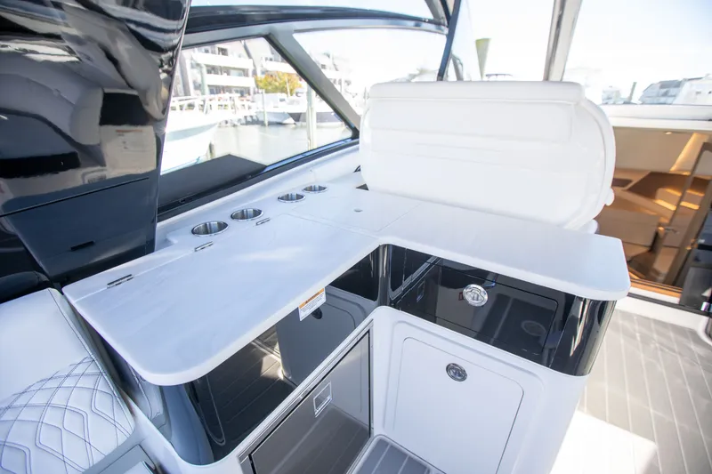 Slide: The Image of Sea Ray 370 SUNDANCER OB 2025 - 16