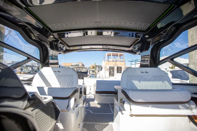 Slide: The Image of Sea Ray 370 SUNDANCER OB 2025 - 21