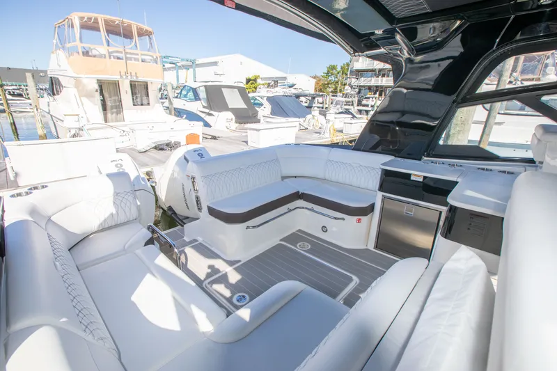 Slide: The Image of Sea Ray 370 SUNDANCER OB 2025 - 12