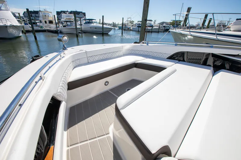 Slide: The Image of Sea Ray 370 SUNDANCER OB 2025 - 23