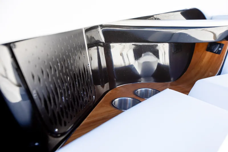Slide: The Image of Sea Ray 370 SUNDANCER OB 2025 - 27