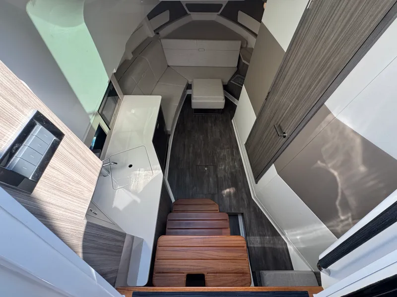 Slide: The Image of Sea Ray 370 SUNDANCER OB 2025 - 28