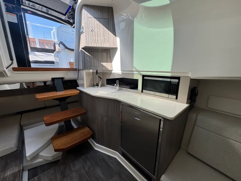 Slide: The Image of Sea Ray 370 SUNDANCER OB 2025 - 31