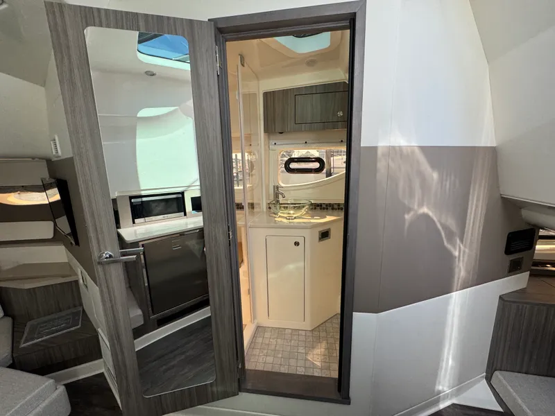 Slide: The Image of Sea Ray 370 SUNDANCER OB 2025 - 33