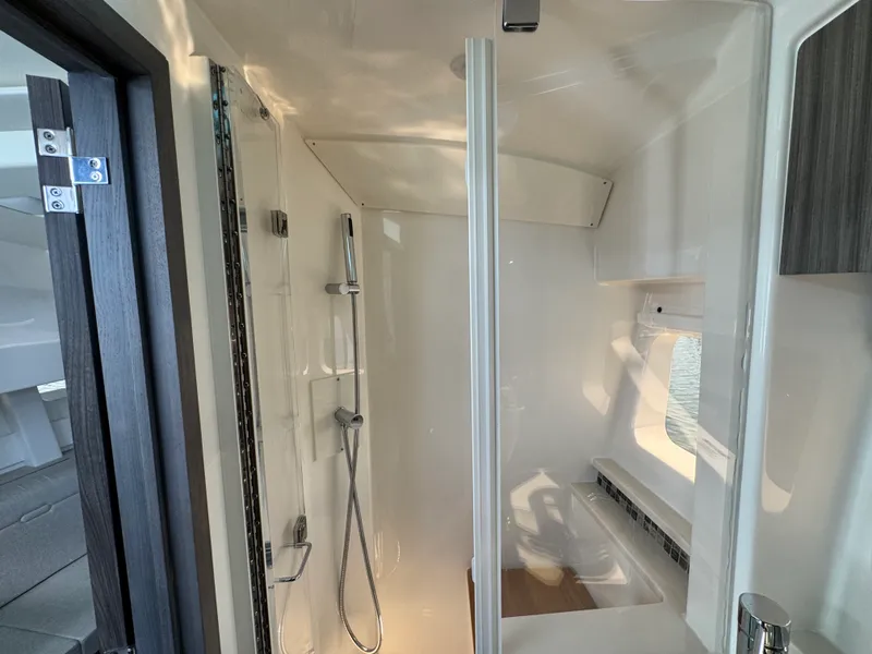 Slide: The Image of Sea Ray 370 SUNDANCER OB 2025 - 37