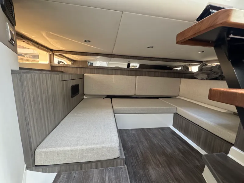 Slide: The Image of Sea Ray 370 SUNDANCER OB 2025 - 39