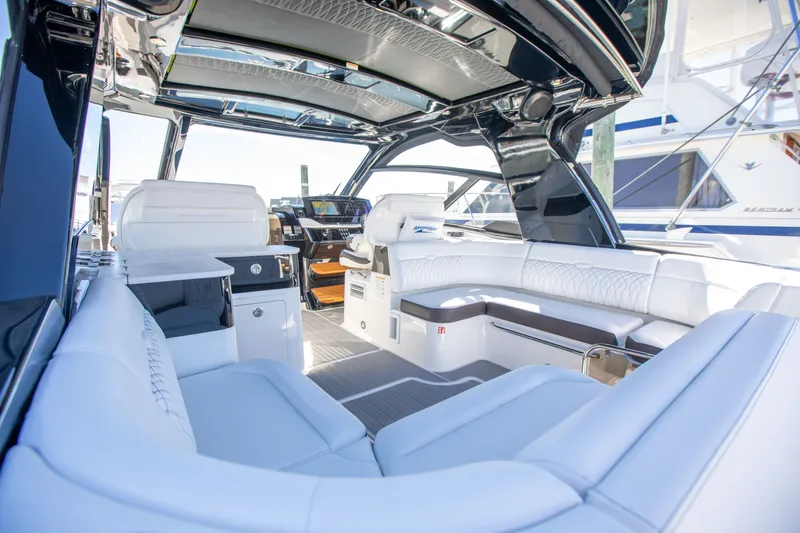Slide: The Image of Sea Ray 370 SUNDANCER OB 2025 - 10