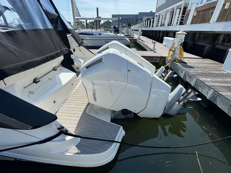 Slide: The Image of Sea Ray 370 SUNDANCER OB 2025 - 4