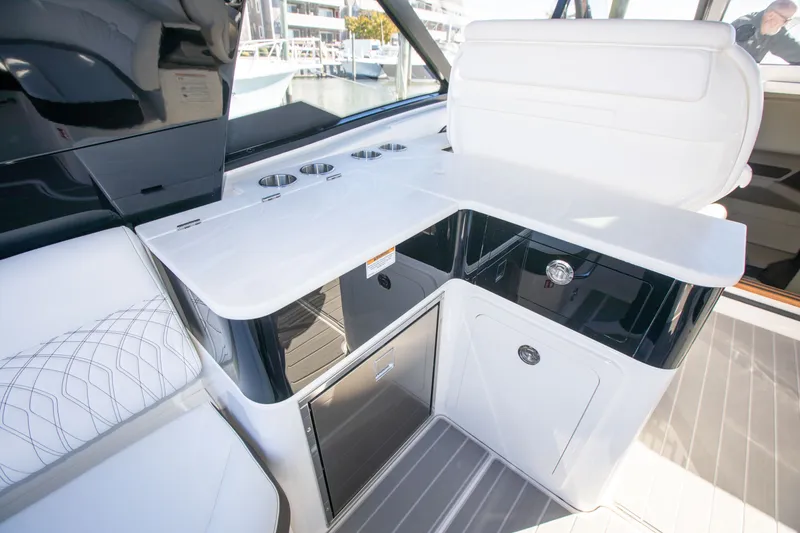 Slide: The Image of Sea Ray 370 SUNDANCER OB 2025 - 13
