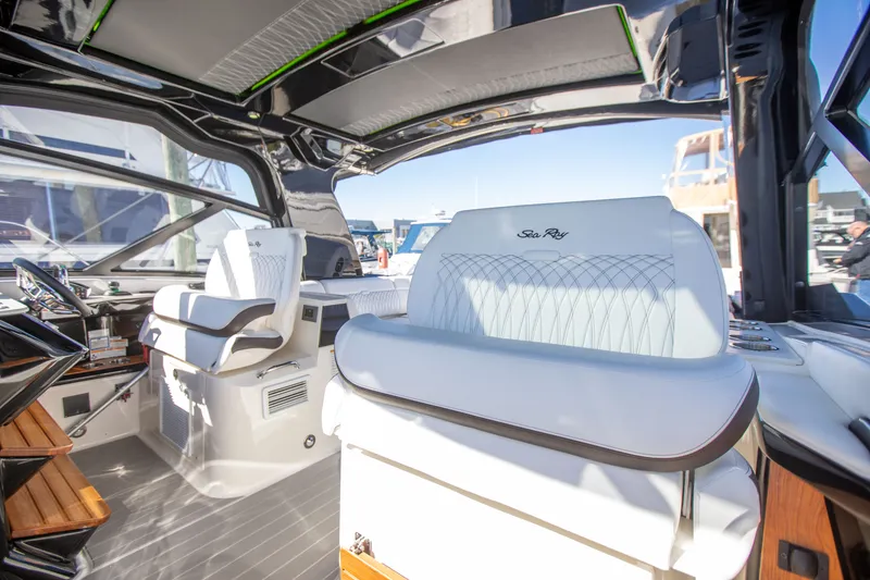 Slide: The Image of Sea Ray 370 SUNDANCER OB 2025 - 17