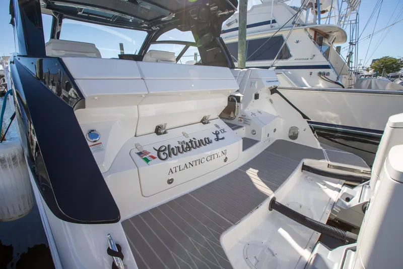 Slide: The Image of Sea Ray 370 SUNDANCER OB 2025 - 9