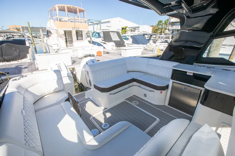 Slide: The Image of Sea Ray 370 SUNDANCER OB 2025 - 11